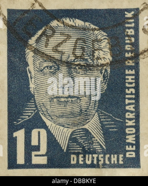 Blau 12 Pfennig Briefmarke, ausgestellt im Jahr 1950, wobei der Kopf und das Gesicht von Wilhelm Pieck, Präsident der DDR 1949-60 Stockfoto