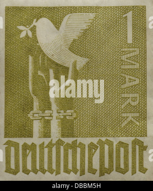 Gelb 1 Mark "Friedenstaube" Briefmarke, mit Frieden Taube steigt aus gebrochenen gefesselten Händen, ausgestellt in Deutschland, 1947 Stockfoto