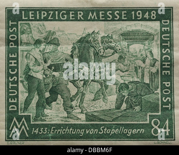 Grün-84-Pfennig-Briefmarke, datiert 1948, zeigt mittelalterliche Handwerker bauen Stände, Messe Leipzig, Leipzig, DDR Stockfoto