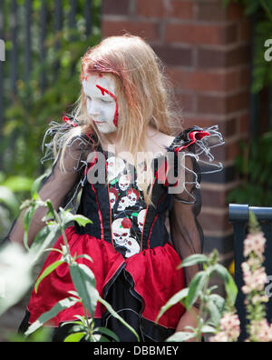 Birmingham, Vereinigtes Königreich. 27. Juli 2013. Der jährliche Birmingham Zombie Walk findet in Birmingham, UK. Im Bild: Ein junges Mädchen in ihrem Zombie-Kostüm. Bildnachweis: Chris Gibson/Alamy Live-Nachrichten Stockfoto