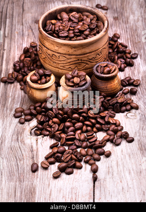 Nahaufnahme der Kaffeebohnen. Kaffeebohne auf Makro gemahlener Kaffee Hintergrund. Arabisches Kaffee - Zutat Heißgetränk. Stockfoto