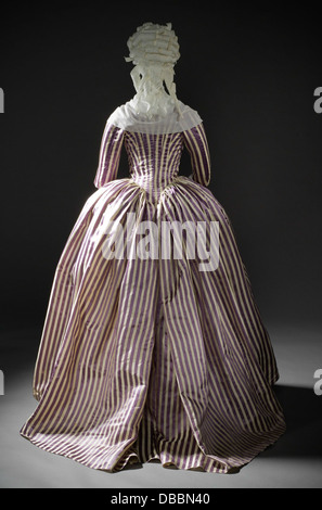 Dieses Gewand à l'Anglaise, eine Art europäischer Mode aus dem späten 18. Jahrhundert, zeichnet sich durch sein passgenaues Oberteil und einen langen, fließenden Rock aus. Das Kleidungsstück besteht aus edlen Stoffen mit komplizierten Details in Besatz und Struktur. Es spiegelt die Eleganz und den Stil dieser Zeit wider, die oft von Frauen auf europäischen Höfen getragen werden. Stockfoto