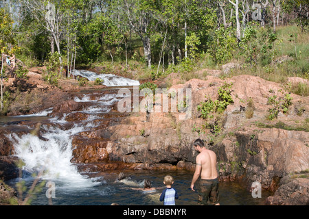 Menschen spielen in Buley Rock Löcher in Litchfield Nationalpark, northern Territory, Australien Stockfoto