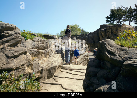 Besucher erkunden die Outdoor-marine Lebensräume in Oregon Coast Aquarium in Newport, Oregon, USA Stockfoto