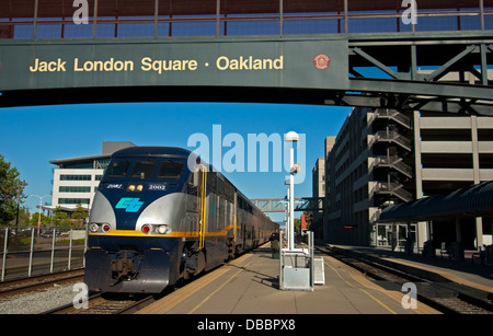 Amtraks Capitol Corridor ziehen in Jack London Station in Oakland, Kalifornien Stockfoto