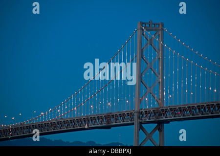 Die westliche (Originale) Spannweite von der San Francisco-Oakland Bay Bridge mit 'Bay Lights' Skulptur Installation mittels LED-Leuchten Stockfoto