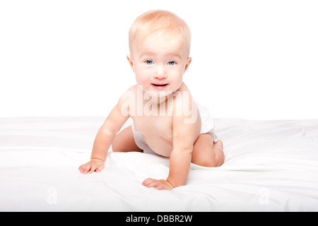 Niedliche liebenswert glücklich krabbelnden Baby Kleinkind mit blauen Augen in Windeln, auf weiß. Stockfoto