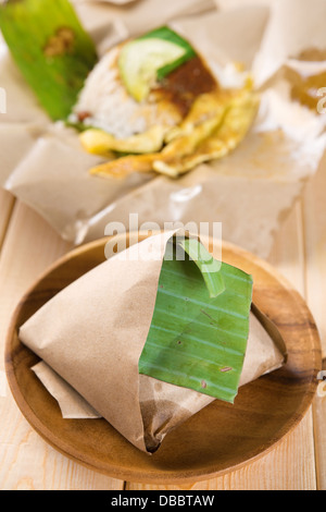 Nasi Lemak - traditionelle malaysische Frühstück auf Bananenblatt Stockfoto