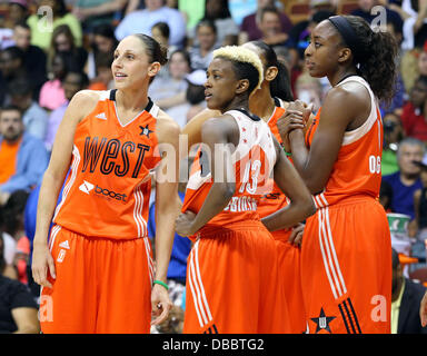 Uncasville, Connecticut, USA. 27. Juli 2013. Western Conference Wache Diana Taurasi (3) von den Phoenix Mercury, Western Conference Wache Danielle Robinson (13) der San Antonio Silver Stars und Western Conference vorwärts Nneka Ogwumike (30) von den Los Angeles Sparks während des 2013 WNBA All-Star-Spiels im Mohegan Sun Arena. Der Western Conference besiegte im Osten 102 / 98. Anthony Nesmith/CSM/Alamy Live-Nachrichten Stockfoto