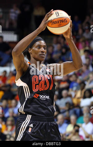 Uncasville, Connecticut, USA. 27. Juli 2013. Östliche Konferenzzentrum Sylvia Fowles (34) der Chicago Sky sehen, während das 2013 WNBA All-Star Spiel im Mohegan Sun Arena zu übergeben. Der Western Conference besiegte im Osten 102 / 98. Anthony Nesmith/CSM/Alamy Live-Nachrichten Stockfoto