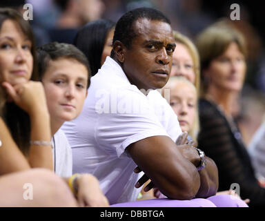 Uncasville, Connecticut, USA. 27. Juli 2013. Sporstcaster Ahmad Rashad Uhren Spielaktion des 2013 WNBA All-Star-Spiels im Mohegan Sun Arena. Der Western Conference besiegte im Osten 102 / 98. Anthony Nesmith/CSM/Alamy Live-Nachrichten Stockfoto