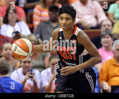 Uncasville, Connecticut, USA. 27. Juli 2013. Eastern Conference Guard-Forward Angel McCoughtry (35) von den Atlanta Dream auf der Fastbreak während des 2013 WNBA All-Star-Spiels im Mohegan Sun Arena. Der Western Conference besiegte im Osten 102 / 98. Anthony Nesmith/CSM/Alamy Live-Nachrichten Stockfoto