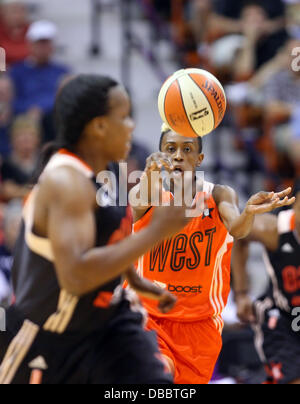 Uncasville, Connecticut, USA. 27. Juli 2013. Western Conference Wache Danielle Robinson (13) von den San Antonio Silver Stars geht der Ball während des 2013 WNBA All-Star-Spiels im Mohegan Sun Arena. Der Western Conference besiegte im Osten 102 / 98. Anthony Nesmith/CSM/Alamy Live-Nachrichten Stockfoto