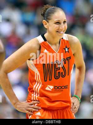 Uncasville, Connecticut, USA. 27. Juli 2013. Western Conference Wache Diana Taurasi (3) von den Phoenix Mercury lacht während des 2013 WNBA All-Star-Spiels im Mohegan Sun Arena. Der Western Conference besiegte im Osten 102 / 98. Anthony Nesmith/CSM/Alamy Live-Nachrichten Stockfoto