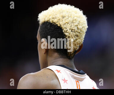 Uncasville, Connecticut, USA. 27. Juli 2013. Eine Gesamtansicht der Western Conference bewachen Danielle Robinson (13) von den San Antonio Silver Stars blond Mohawk während des 2013 WNBA All-Star-Spiels im Mohegan Sun Arena. Der Western Conference besiegte im Osten 102 / 98. Anthony Nesmith/CSM/Alamy Live-Nachrichten Stockfoto