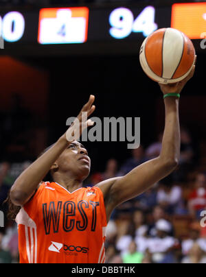 Uncasville, Connecticut, USA. 27. Juli 2013. Western Conference vorwärts Nneka Ogwumike (30) von den Los Angeles Sparks macht ein Laie während des 2013 WNBA All-Star-Spiels im Mohegan Sun Arena. Der Western Conference besiegte im Osten 102 / 98. Anthony Nesmith/CSM/Alamy Live-Nachrichten Stockfoto