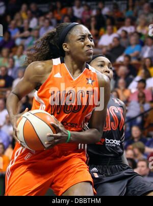 Uncasville, Connecticut, USA. 27. Juli 2013. Western Conference vorwärts Nneka Ogwumike (30) von den Los Angeles Sparks macht ein Laie während des 2013 WNBA All-Star-Spiels im Mohegan Sun Arena. Der Western Conference besiegte im Osten 102 / 98. Anthony Nesmith/CSM/Alamy Live-Nachrichten Stockfoto