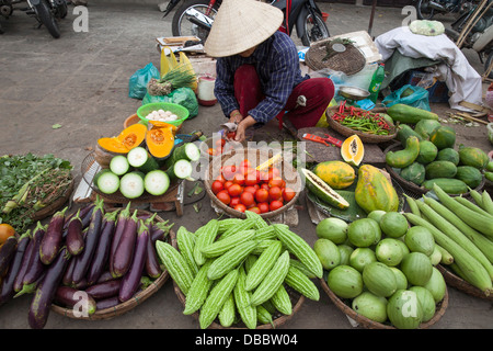 Frau verkaufen frisches Gemüse und andere Lebensmittel am Markt in Hoi An, Quang Nam, Vietnam, Südostasien Stockfoto