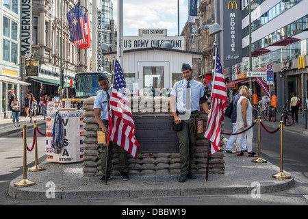 Amerikanische Soldaten und Flaggen am Grenzposten Checkpoint Charlie, Grenzübergang der Alliierten während des Kalten Krieges Friederichstraße, Berlin, Deutschland Stockfoto