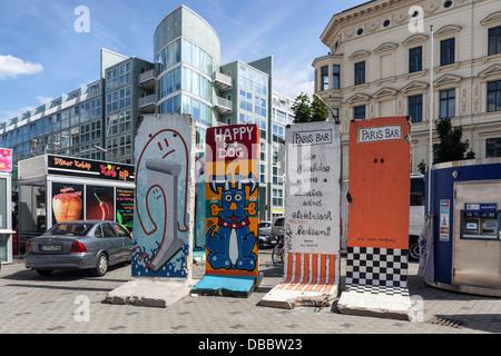 Bemalten Stücke der Berliner Mauer am Checkpoint Charlie Border Post, Cheeseburger, Berlin Stockfoto