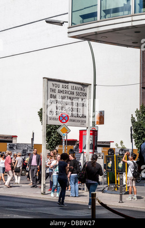 "Sie verlassen den amerikanischen Sektor" Schild am Checkpoint Charlie Border post, Cheeseburger, Berlin Stockfoto