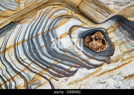 Sandstein Felsen Schichten Muster. Northumberland Küste, England Stockfoto