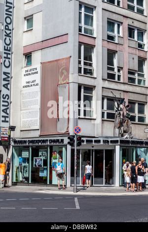 Museum Haus am Checkpoint Charlie. Die letzte Kremlflagge vor dem Checkpoint Charlie Museum, Friedrichstraße, Mitte, Berlin Stockfoto