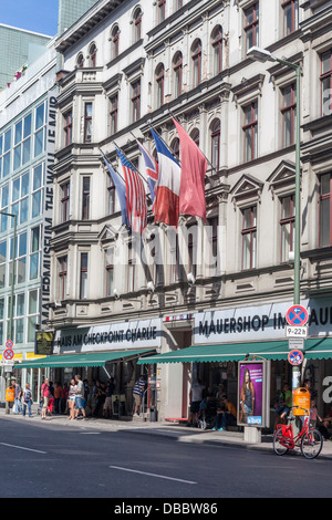 Das Mauermuseum (Mauermuseum) und Alliierten Fahnen am Checkpoint Charlie Border post, Cheeseburger, Berlin Stockfoto