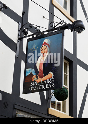 Molly, wie es bei Sinclairs Oyster Bar Pub Schild in Manchester UK verwendet wird Stockfoto