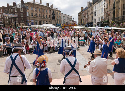 Durham, Großbritannien. 27. Juli 2013.  Frauen Moriskentänzer in Durham City führen Marktplatz, 27.07.13 Kredit: Washington Imaging/Alamy Live News Stockfoto