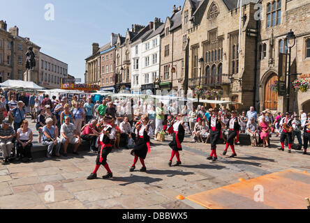 Durham, Großbritannien. 27. Juli, 2013. Morris Tänzer an der Durham Folk Party 2013 auf dem Marktplatz in Durham City 27-7-13 Gutschrift: Washington Imaging/Alamy leben Nachrichten Stockfoto