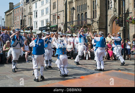 Durham, Großbritannien. 27. Juli 2013. Morris Tänzer an der Durham Folk Party 2013 auf dem Marktplatz in Durham City 27.07.13 Credit: Washington Imaging/Alamy Live News Stockfoto