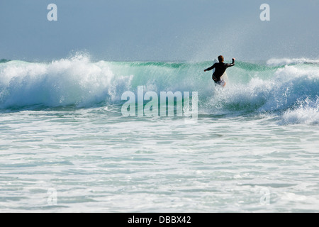 Surfer auf einer Welle. Burleigh Heads, Gold Coast, Queensland, Australien Stockfoto