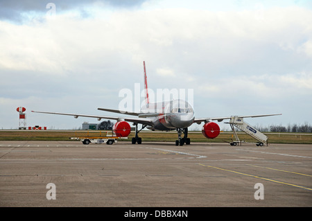 Jet 2 Boeing 757-200 Reihe geparkt auf dem Flughafen-Vorfeld Flughafen East Midlands, Leicestershire, England, Vereinigtes Königreich, West-Europa. Stockfoto