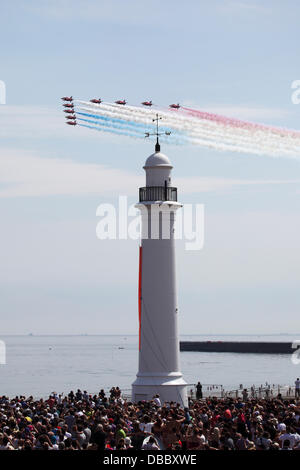 Die Red Arrows fliegen über Seaburn Leuchtturm am 2013 Sunderland International Airshow. Die Airshow, statt vom 26. bis 28. Juli ist der 25. Ausgabe der jährlichen Veranstaltung. Bildnachweis: Stuart Forster/Alamy Live-Nachrichten Stockfoto