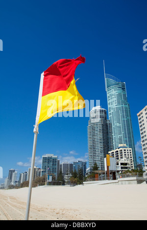 Surf Lifesaving Fahne mit Skyline der Stadt im Hintergrund. Surfers Paradise, Gold Coast, Queensland, Australien Stockfoto