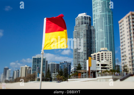 Surf Lifesaving Fahne mit Skyline der Stadt im Hintergrund. Surfers Paradise, Gold Coast, Queensland, Australien Stockfoto