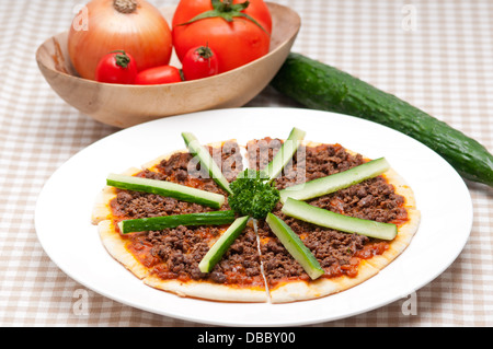 frisch gebackene Pizza türkische Rindfleisch mit Gurke obenauf Stockfoto