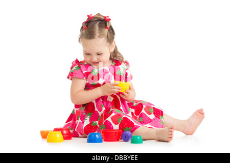 Babymädchen spielen mit Cup-Spielzeug, isoliert auf weiß Stockfoto