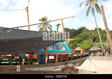 Angelboote/Fischerboote, die darauf warten repariert werden. Stockfoto