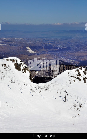 Skipisten und Sesselbahn im Tatra-Gebirge in Polen mit den weit Blick auf Skigebiet Zakopane und Podhale region Stockfoto