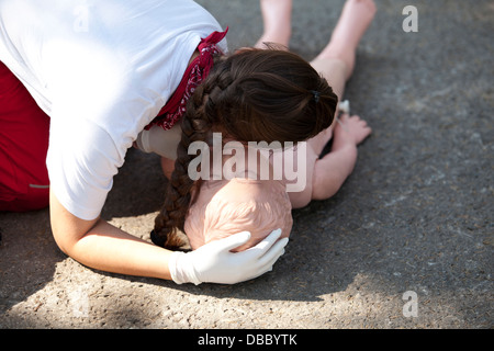 CPR-Praktiker Airways an Dummy Prüfung Stockfoto