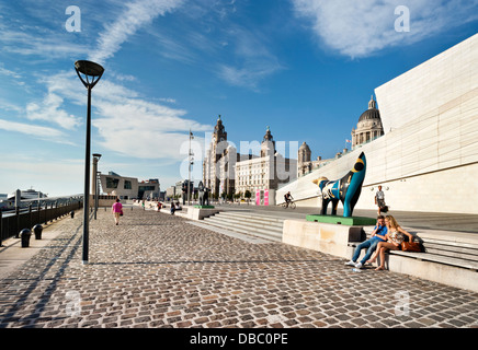 Abend an der Waterfront und Pier Head, mit dem Museum of Liverpool (rechts) und die drei Grazien, Liverpool, UK Stockfoto