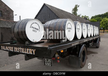 Große 1957 schottische Whiskyfässer oder -Fässer auf einem Flachbettwagen in Dalmore. Mackenzie Bros Dalmore Ltd. Eine Destillerie in Alness, Schottland, Großbritannien Stockfoto