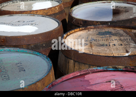 Stapel von Whisky-Fässern bei Glenglassaugh Distillery Visitor Centre, Banffshire, Grampian Schottland, Vereinigtes Königreich Stockfoto