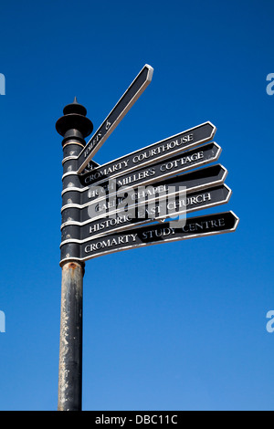 Die Scottish Street Hinweisschilder zu verschiedenen Zielen. Wegweiser zum Dorf in Cromarty, Black Isle, Schottland, Großbritannien Stockfoto