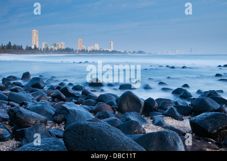 Blick entlang der Küste in der Dämmerung, von Burleigh Heads betrachtet. Burleigh Heads, Gold Coast, Queensland, Australien Stockfoto