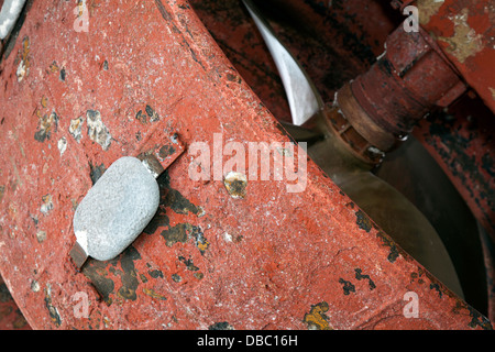 Zincs Ship Reparaturwerft Macduff, North East Scotland UK   Opfer Zinkanode auf lackierten geschweißt, korrodierte Propeller Gehäuse. Stockfoto
