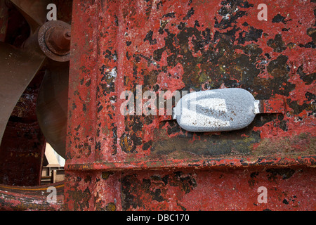 Zincs Ship Reparaturwerft Macduff, North East Scotland UK   Opfer Zinkanode auf lackierten geschweißt, korrodierte Propeller Gehäuse. Stockfoto