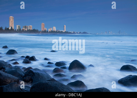 Blick entlang der Küste in der Dämmerung, von Burleigh Heads betrachtet. Burleigh Heads, Gold Coast, Queensland, Australien Stockfoto